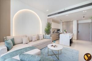 Vogue Vacation Homes, JVC Binghatti Phoenix near Circle Mall, One Bedroom Apartment with Balcony and Access toAmenities