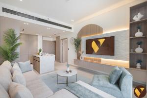 Vogue Vacation Homes, JVC Binghatti Phoenix near Circle Mall, One Bedroom Apartment with Balcony and Access toAmenities