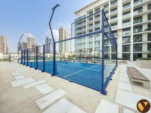 Vogue Vacation Homes, JVC Binghatti Phoenix near Circle Mall, One Bedroom Apartment with Balcony and Access toAmenities