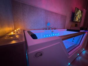 SuiteHeart Boutique Apartment with Private Jacuzzi