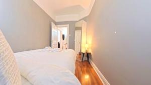 The Urban Oasis - Great location near Pubs, Restaurants and more! Bus links on doorstep