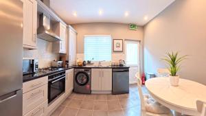 The Urban Oasis - Great location near Pubs, Restaurants and more! Bus links on doorstep