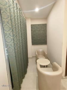 Tipsyy Inn Suites 024