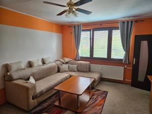 WOLF APARTMAN Luxusné ubytovanie s plnou výbavou s Bezplatným parkovaním SMART TV a Optickým Internetom Priamo v Považskej Bystrici Tichá lokalita s Všade blízko Vhodné pre Jednotlivcov Rodiny Pracovné cesty Turistiku aj Oddych Plne vybave