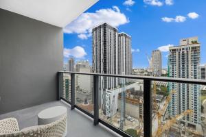 1905 Hotel Style Studio with Balcony and Pool in Downtown Miami