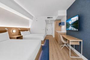 1905 Hotel Style Studio with Balcony and Pool in Downtown Miami
