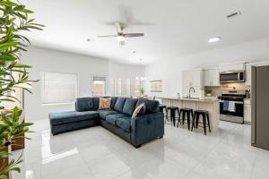Desert Modern 3BR 2BA Home King Bed Smart TVs