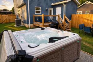 Stylish Louisville 3BR Sleeps 13 w Bunkhouse
