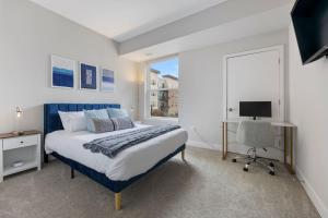 Warrenville Resort Style Apartments Near Downtown with Pool, Free Parking, Gym, Sauna & More