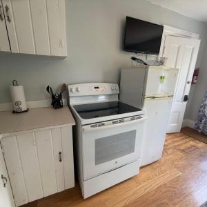 Downtown Studio w Full Kitchen & Shared Porch - Walk Everywhere in Town