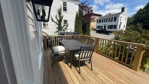 Downtown Studio w Full Kitchen & Shared Porch - Walk Everywhere in Town