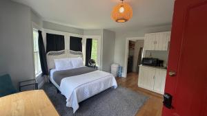 Downtown Studio w Full Kitchen & Shared Porch - Walk Everywhere in Town