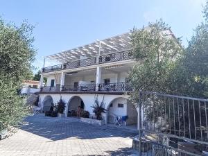 Apartment Quadrilocale in villa con piscina by Interhome