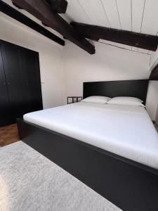 Comfortable Bijoux with Cathedral View