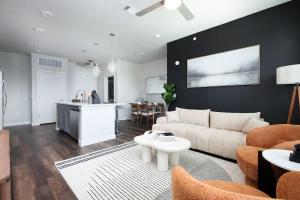 2BR Urban Escape-w Prkng, Near Rvrwalk & Conv Ctr