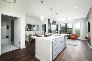 2BR Urban Escape-w Prkng, Near Rvrwalk & Conv Ctr