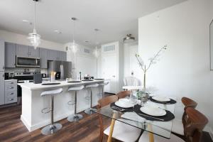 2BR Urban Escape-w Prkng, Near Rvrwalk & Conv Ctr