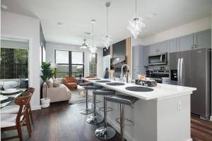 2BR Urban Escape-w Prkng, Near Rvrwalk & Conv Ctr