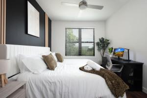 2BR Urban Escape-w Prkng, Near Rvrwalk & Conv Ctr
