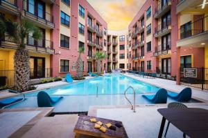 2BR Urban Escape-w Prkng, Near Rvrwalk & Conv Ctr