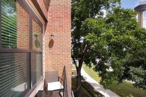 2BR Urban Escape-w Prkng, Near Rvrwalk & Conv Ctr