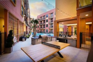 2BR Urban Escape-w Prkng, Near Rvrwalk & Conv Ctr