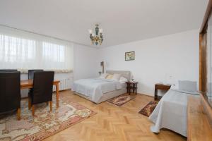 Atmospheric Apartment in the City Center with Air Conditioned Living Room by Noclegi Renters