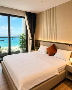 Ocean View Walk to My Khe Beach Queen Seaview Suites