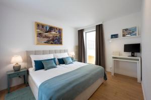 Craftsapartment central Prague - with parking, king size beds and Netflix in Vinohrady Prague