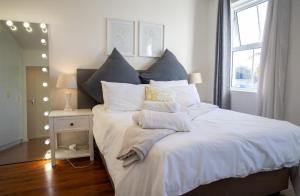 Stylish, Well Equipped Family Home in Quiet Claremont with Mountain Views