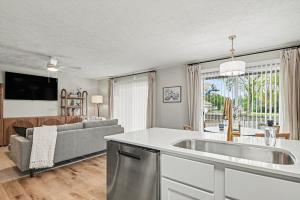 Modern Luxury Condo Walk to Notre Dame 2BR2BA Parking