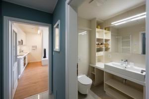 Craftsapartment central Prague - with parking, king size beds and Netflix in Vinohrady Prague