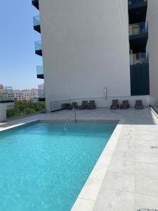 New 1-Bedroom Apartment with Pool Near the Beach