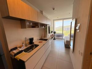Suite con Jacuzzi y Vista Lateral al Mar