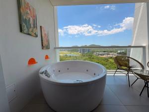 Suite con Jacuzzi y Vista Lateral al Mar