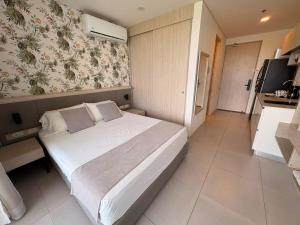 Suite con Jacuzzi y Vista Lateral al Mar