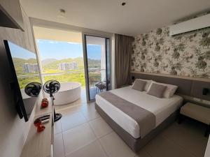 Suite con Jacuzzi y Vista Lateral al Mar