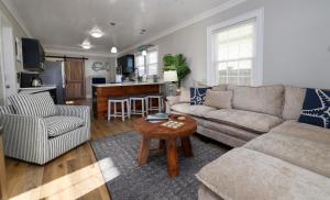 Charming Beach Cottage-1 block to beachboardwalk