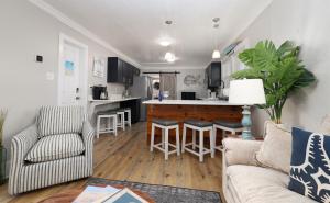 Charming Beach Cottage-1 block to beachboardwalk