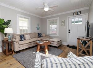 Charming Beach Cottage-1 block to beachboardwalk