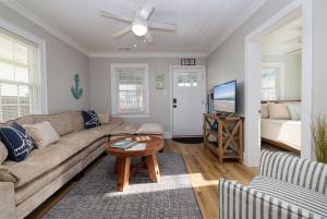 Charming Beach Cottage-1 block to beachboardwalk