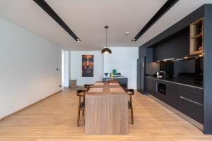 Modern 2 bedroom - Sleeps 5- Walk to Bangtao Beach - Bright A301