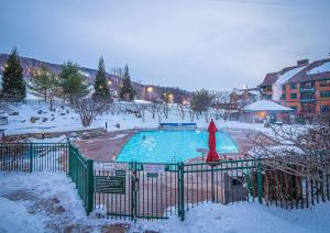 Walk to Waterpark Mtn Views Pool Hot Tub 241