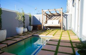 Stylish, Well Equipped Family Home in Quiet Claremont with Mountain Views