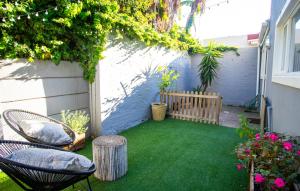 Stylish, Well Equipped Family Home in Quiet Claremont with Mountain Views