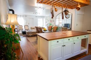 Stylish, Well Equipped Family Home in Quiet Claremont with Mountain Views