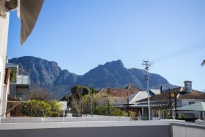 Stylish, Well Equipped Family Home in Quiet Claremont with Mountain Views