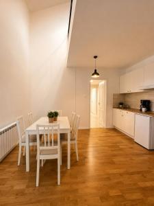 Stylish Apt Right in the City Center