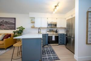 Stunning Mountain View Condo Hot Tub & Pool Access