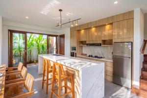 Om Cemagi Villa - Rice Field Oasis with Pool & Rooftop close to Beach